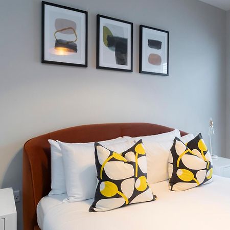 Elliot Oliver - Chic 2 Bedroom Town Centre Apartment チェルトナム エクステリア 写真