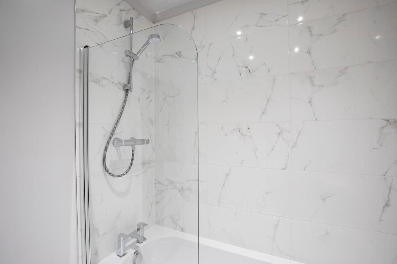 Elliot Oliver - Chic 2 Bedroom Town Centre Apartment チェルトナム エクステリア 写真