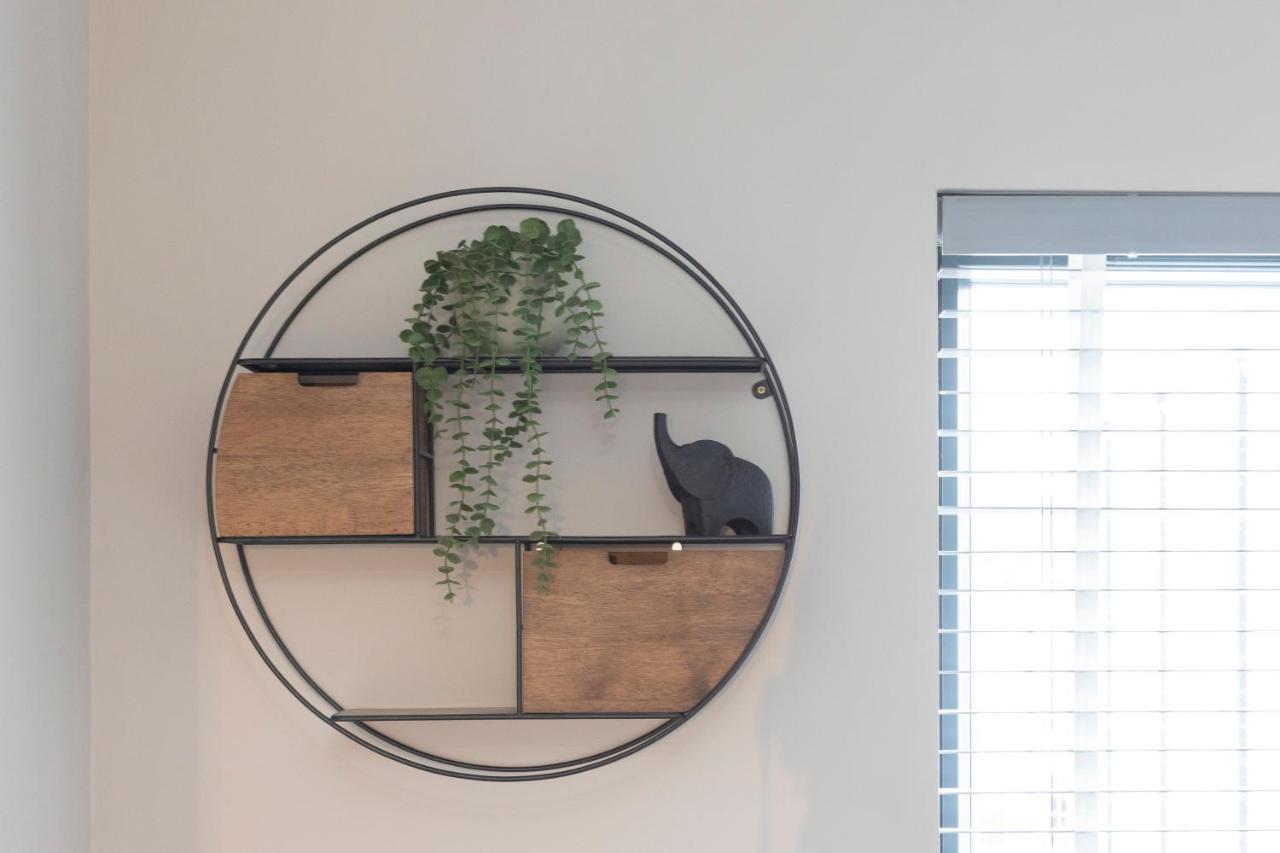 Elliot Oliver - Chic 2 Bedroom Town Centre Apartment チェルトナム エクステリア 写真
