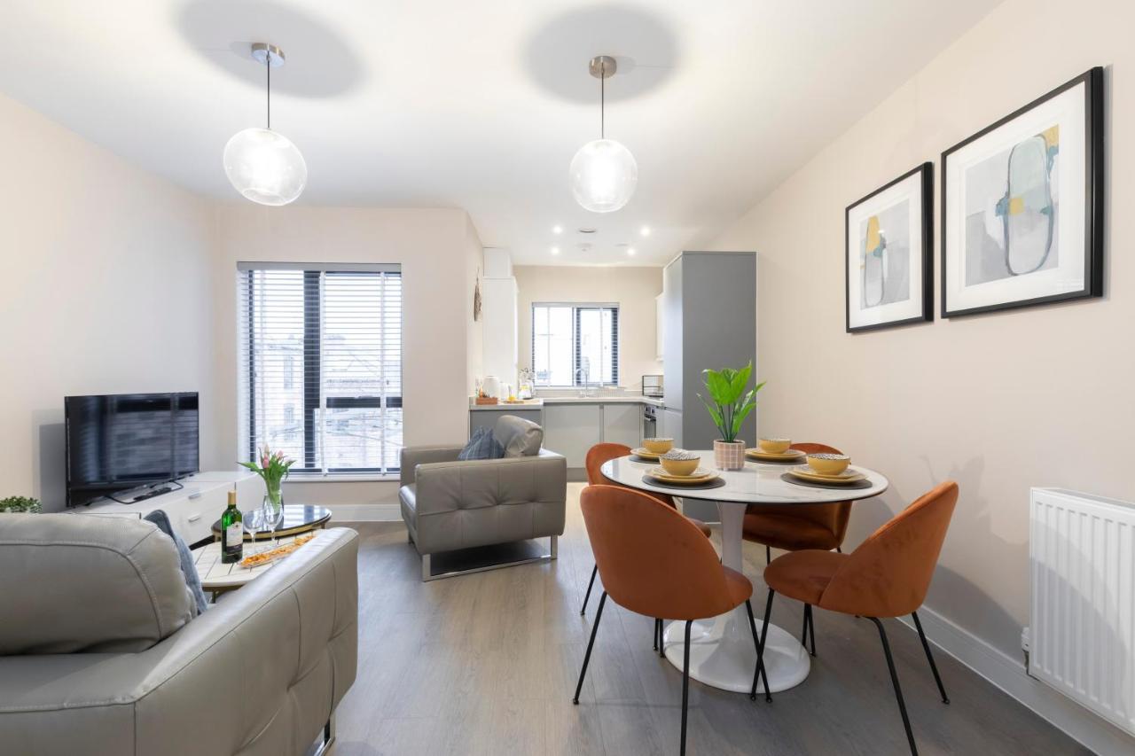 Elliot Oliver - Chic 2 Bedroom Town Centre Apartment チェルトナム エクステリア 写真