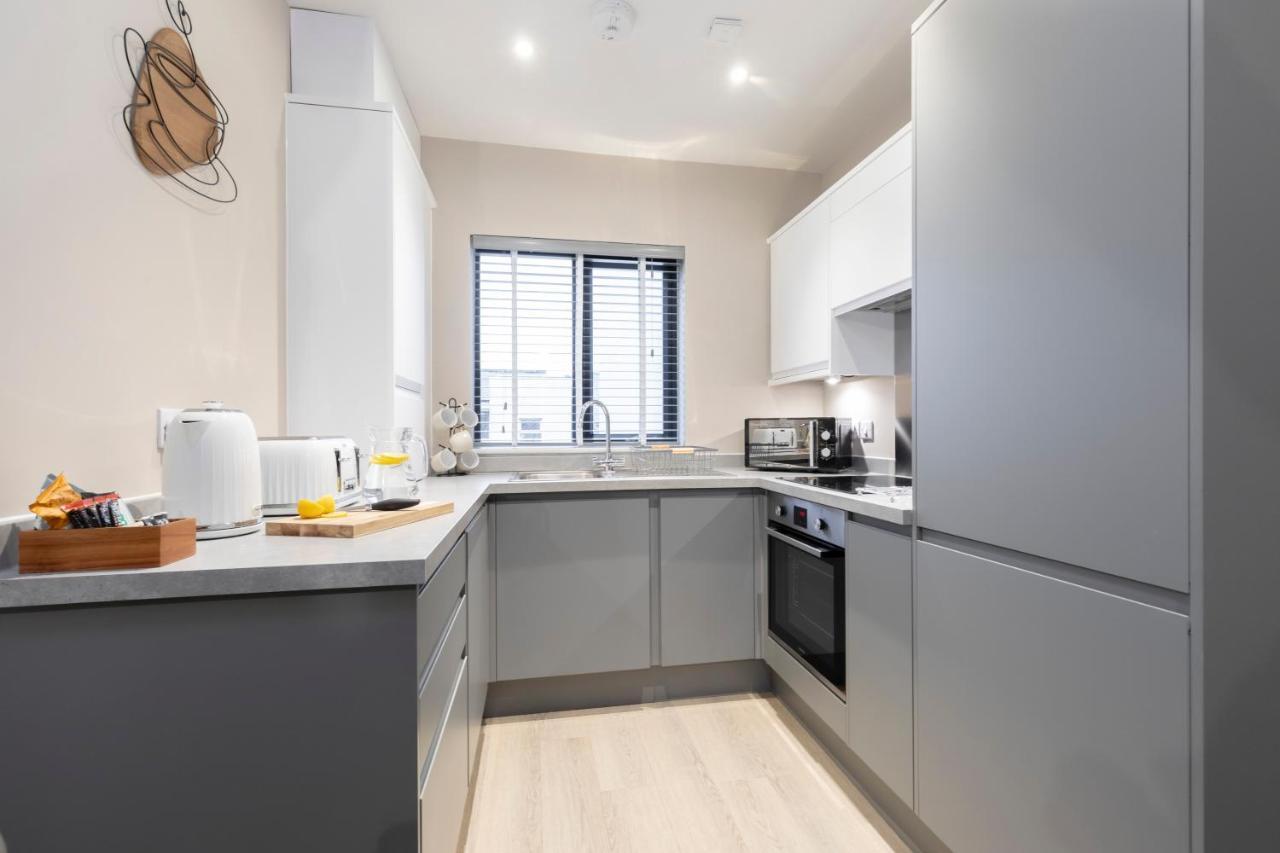 Elliot Oliver - Chic 2 Bedroom Town Centre Apartment チェルトナム エクステリア 写真