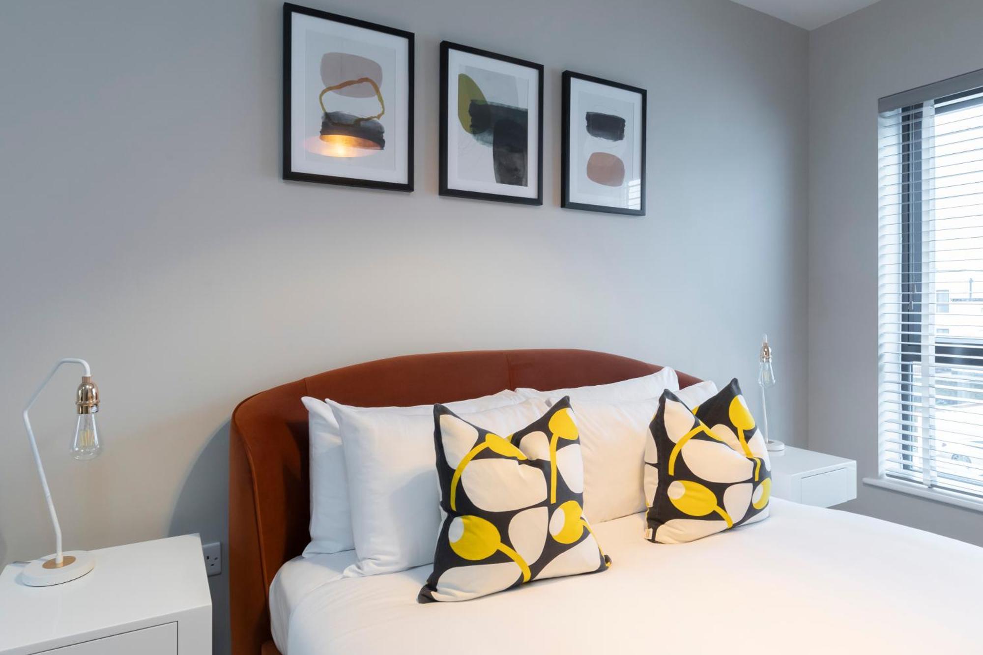Elliot Oliver - Chic 2 Bedroom Town Centre Apartment チェルトナム エクステリア 写真