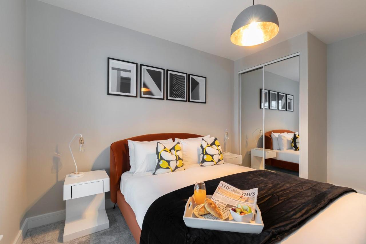 Elliot Oliver - Chic 2 Bedroom Town Centre Apartment チェルトナム エクステリア 写真