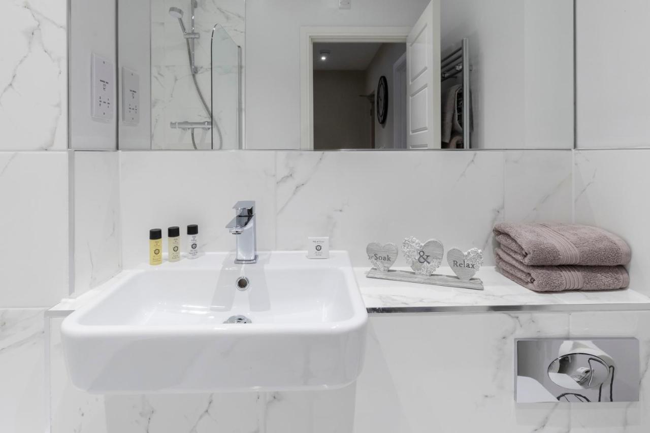 Elliot Oliver - Chic 2 Bedroom Town Centre Apartment チェルトナム エクステリア 写真